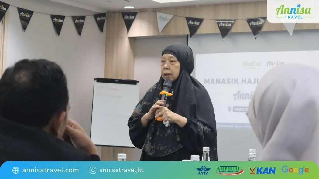 Founder Annisa Travel memberikan sambutan dalam manasik haji ketiga