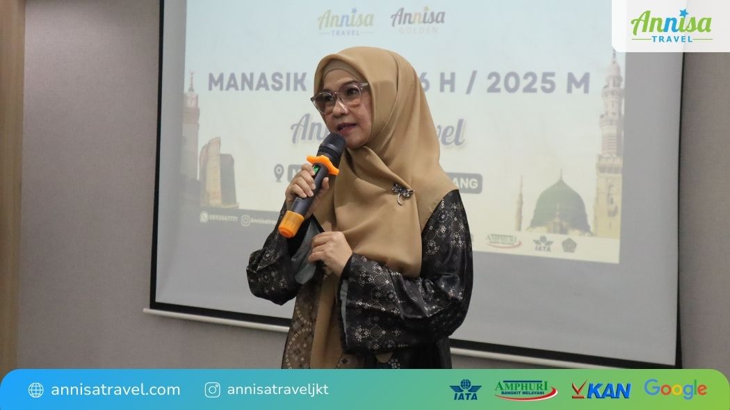 Ibu Noor Fita selaku tour leader sedang memaparkan materi di depan para peserta