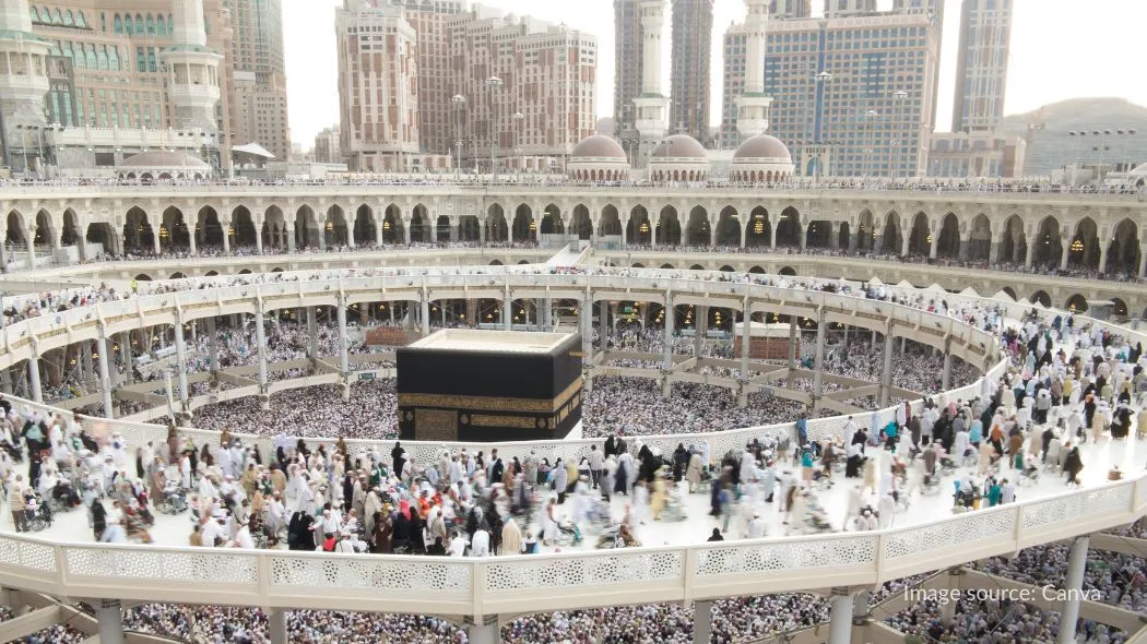 Jamaah haji melakukan tawaf, menjaga kebugaran sebagai bagian dari tips haji sehat