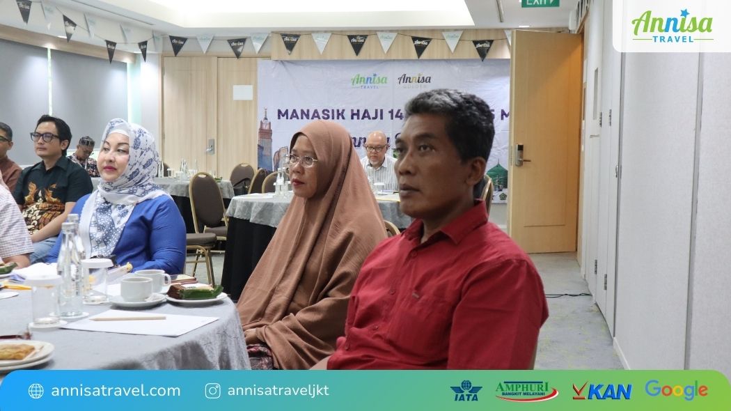Para peserta yang duduk dengan tenang selama mengikuti materi manasik haji kedua Annisa Travel
