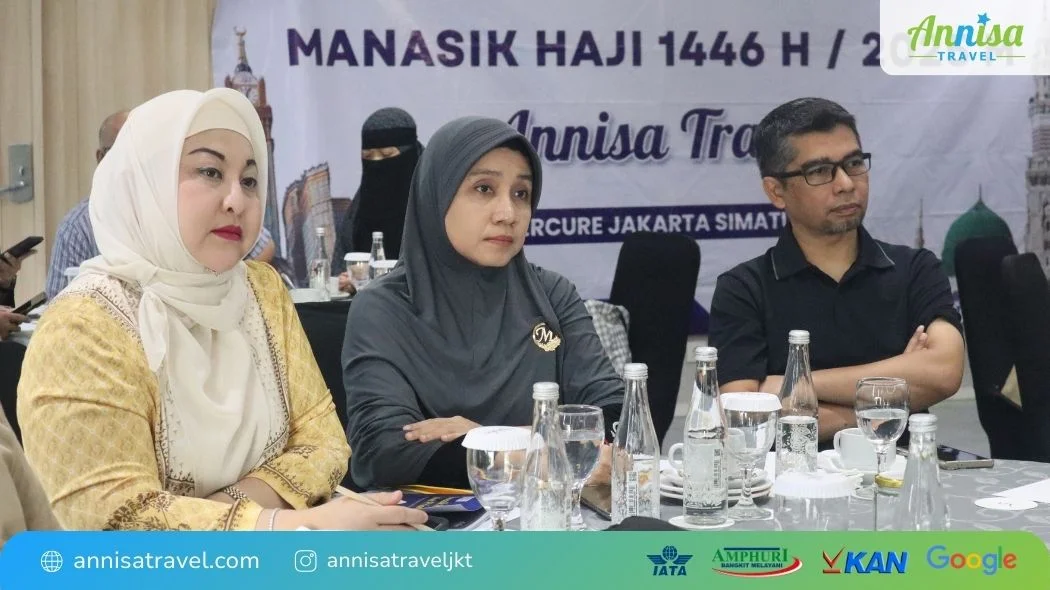 Peserta manasik haji ketiga yang mengikuti acara dengan serius