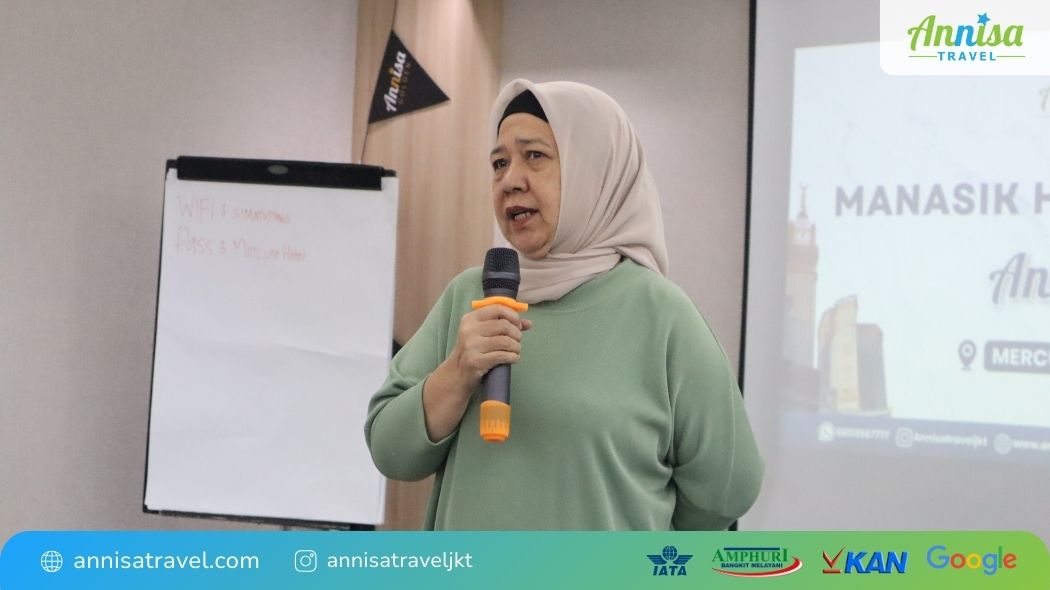 Sambutan Ibu Elok selaku perwakilan manajemen dalam sesi manasik haji kedua Annisa Travel