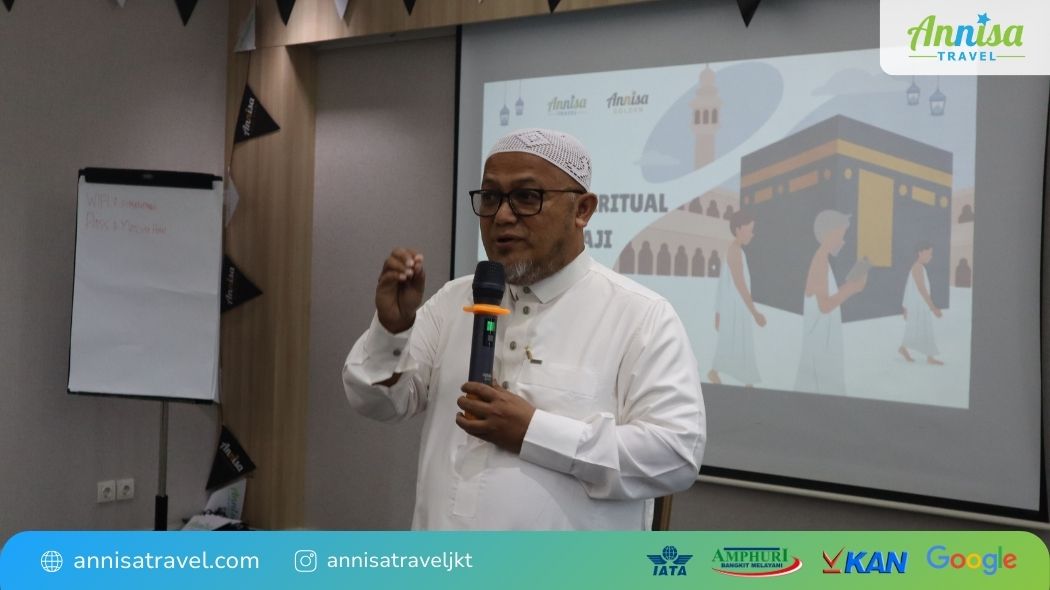 Ustadz Sopiallah Muhajir Waseh memberikan materi tentang makna spiritual ibadah haji