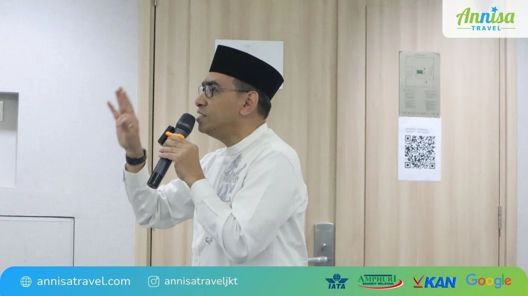 Ustadz memberikan materi dalam manasik haji ketiga Annisa Travel