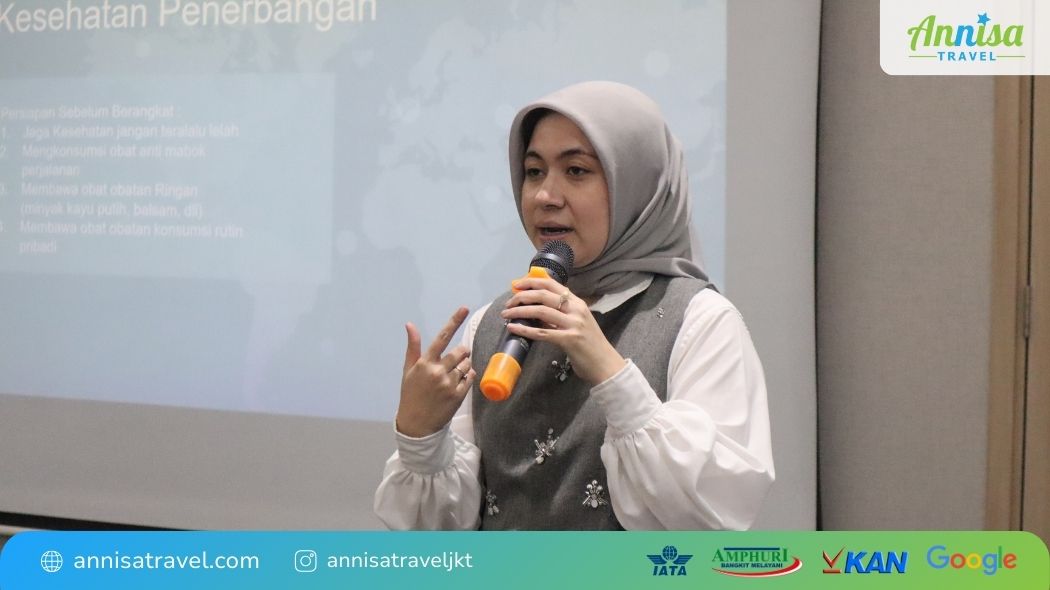 dr. Tasya Sabrina Choirunisa sedang memaparkan materi tentang kesehatan dalam sesi manasik haji kedua Annisa Travel