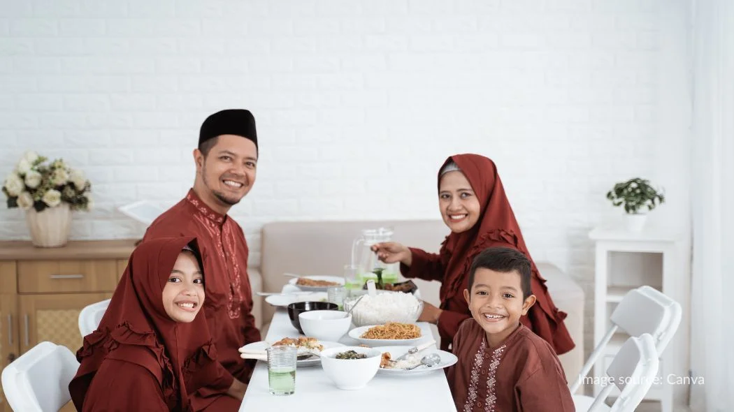 Satu keluarga berbahagia makan daging kurban di hari tasyrik