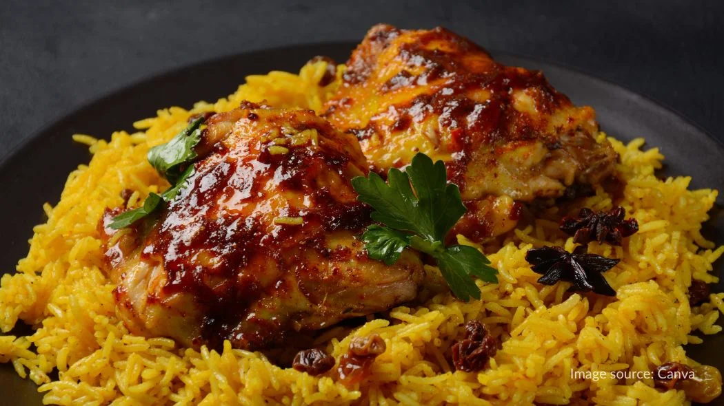Sepiring kabsa dan sepotong ayam goreng di atasnya