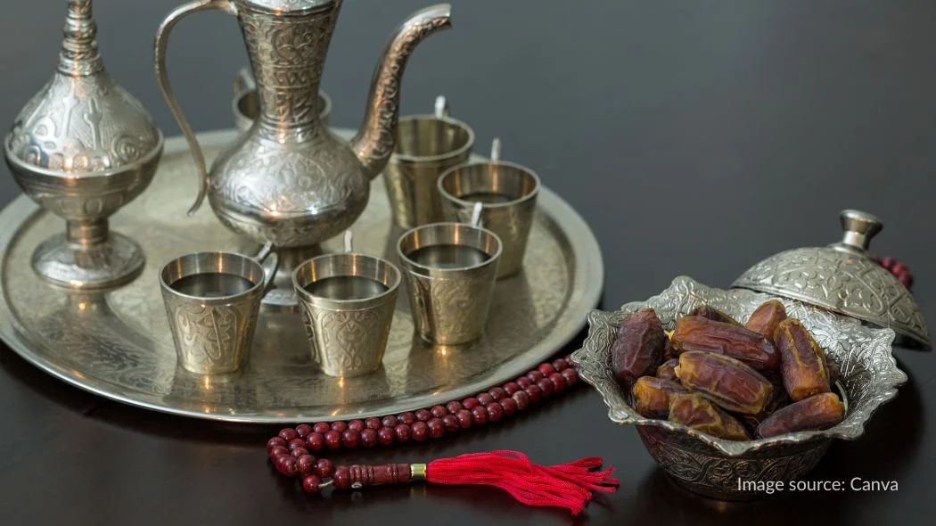 air zam-zam, kurma, dan tasbih sering dijadikan oleh-oleh khas Tanah Suci