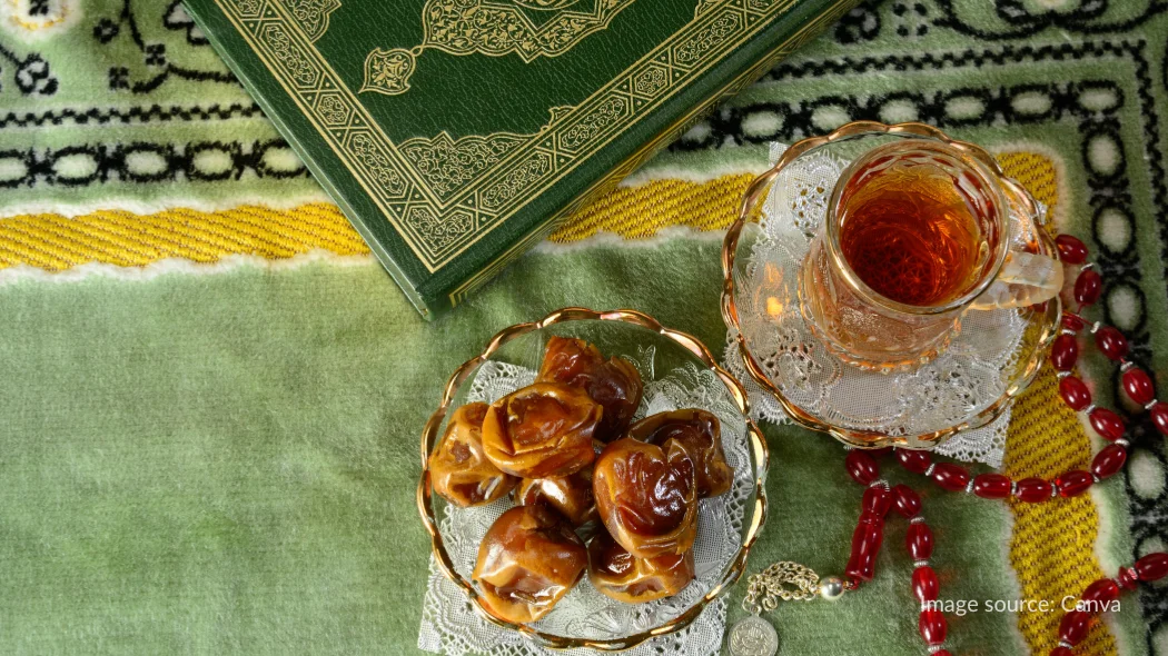 berbuka puasa dengan kurma dan teh hangat setelah menjalankan puasa tasu'a dan asyura
