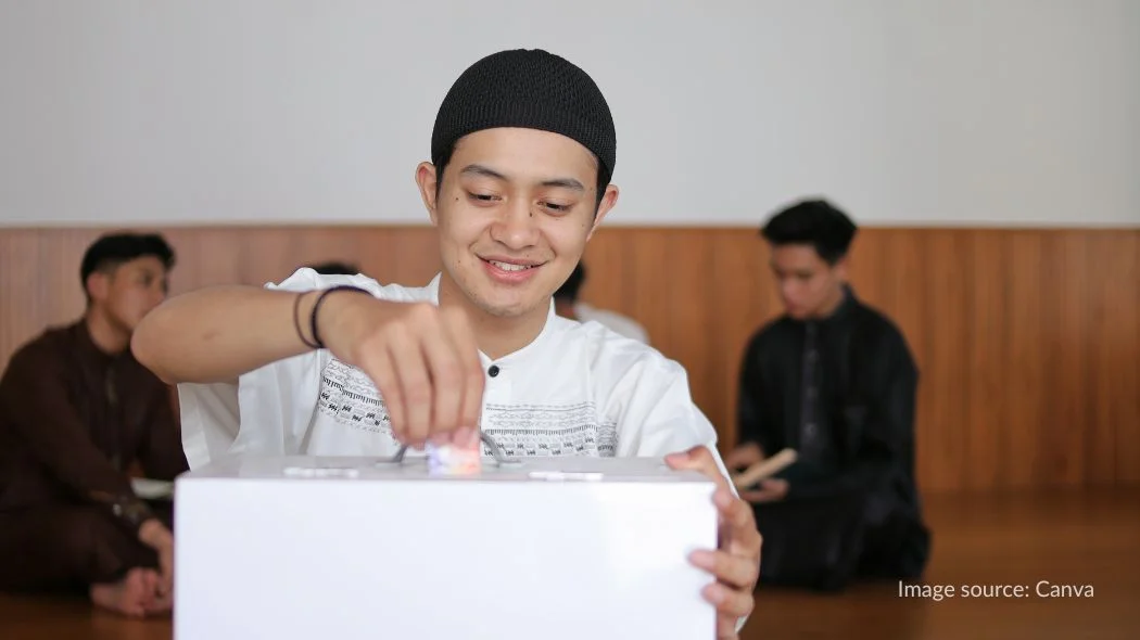 sedekah di bulan Muharram dengan berinfaq sejumlah uang ke kotak amal