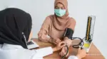 Calon jamaah melakukan pemeriksaan kesehatan sebelum mendapatkan vaksin untuk haji dan umroh