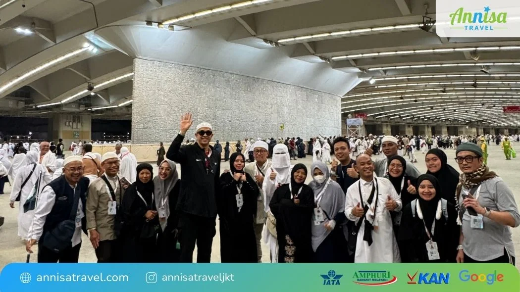 Jamaah Annisa Travel menggunakan paket umroh tri untuk berkomunikasi dengan keluarga di Indonesia saat umroh