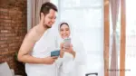 pasangan suami istri mengaktifkan paket umroh telkomsel sebelum berangkat umroh