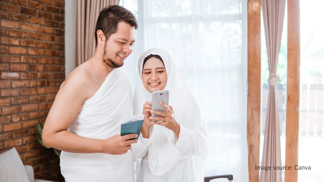 pasangan suami istri mengaktifkan paket umroh telkomsel sebelum berangkat umroh