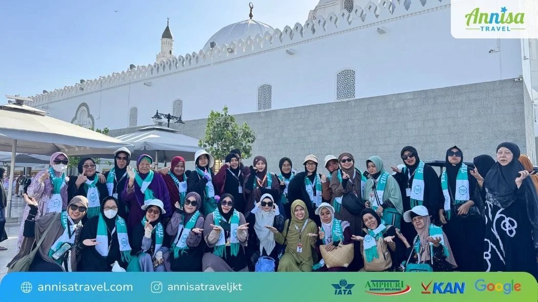 Jamaah wanita Annisa Travel di Masjid Quba