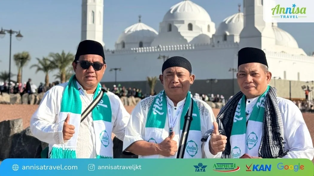 Tiga jamaah pria Annisa Travel di Masjid Quba