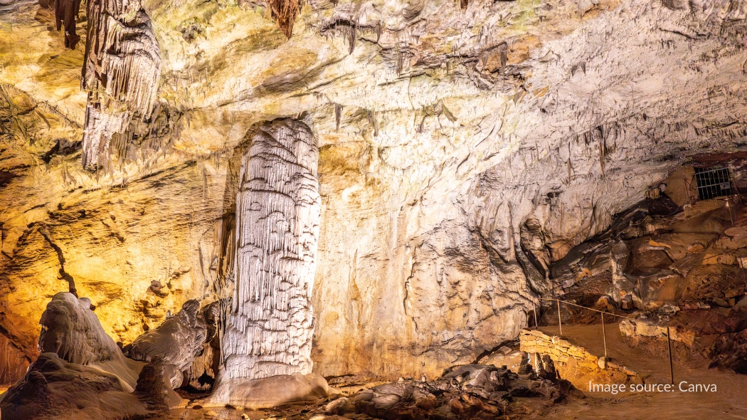 Brilliant, stalagmit di Goa Postojna setinggi 16 meter
