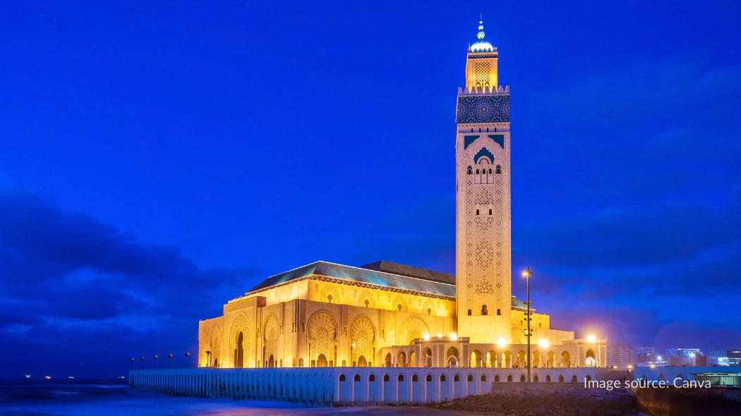 Masjid Hasan II penuh lampu terang di malam hari