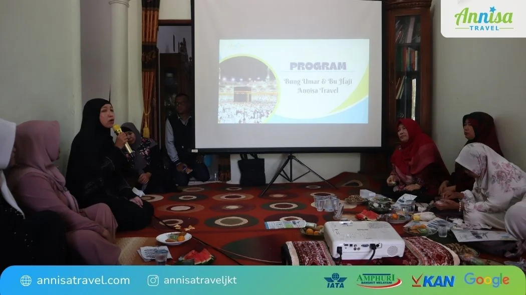 Presentasi produk dalam peresmian kantor penjualan Annisa Travel di Kecamatan Mandalawangi, Pandeglang, Banten