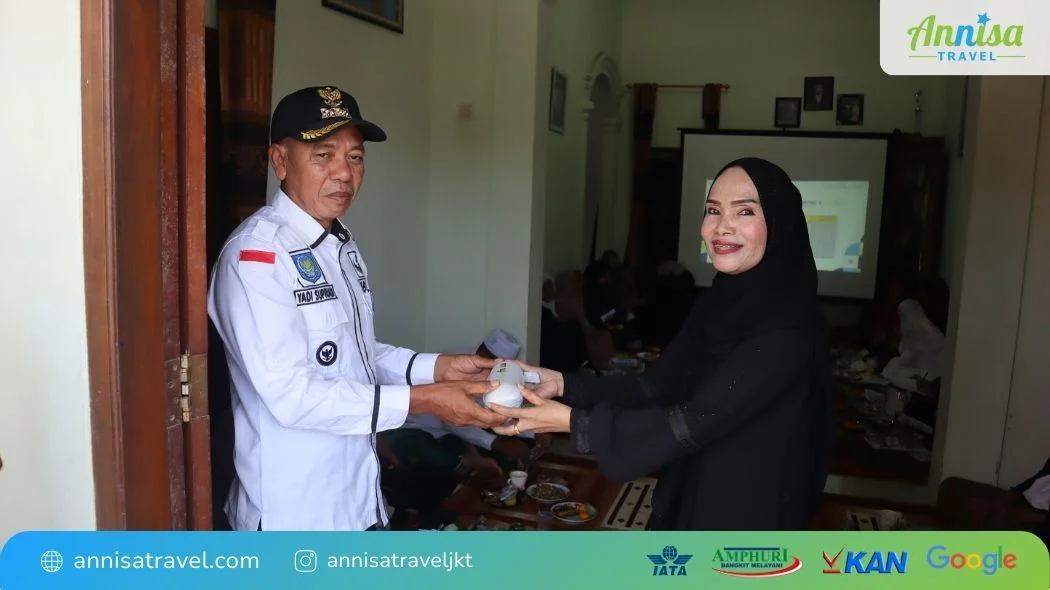 tokoh masyarakat dalam peresmian kantor penjualan Annisa Travel di Kecamatan Mandalawangi