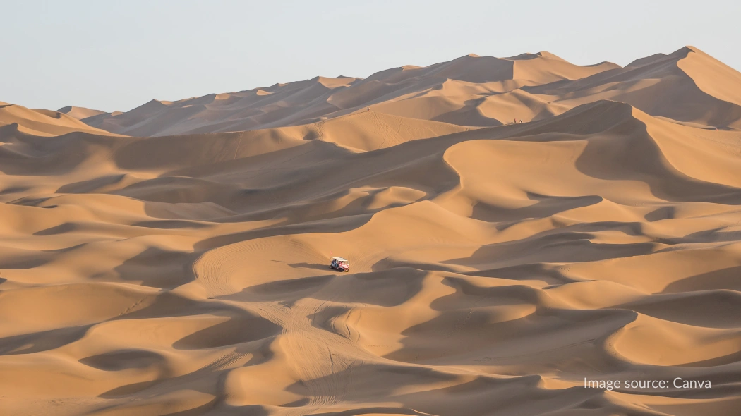 Bukit pasir bergelombang di Kumtag Desert