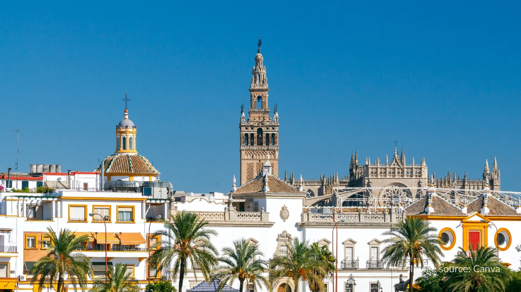 Menara Giralda dari kejauhan