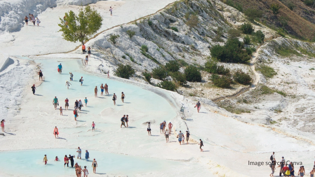 Wisatawan di Pamukkale Cotton Castle