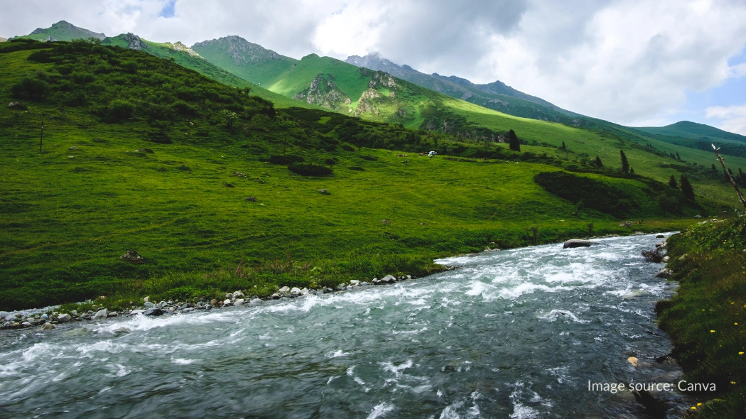aliran sungai di kaki pegunungan Tianshan