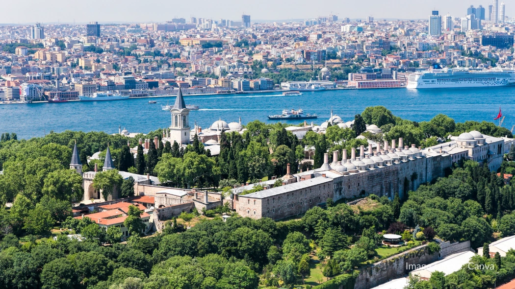 Tampak atas Istana Topkapi dan Selat Bosphorus