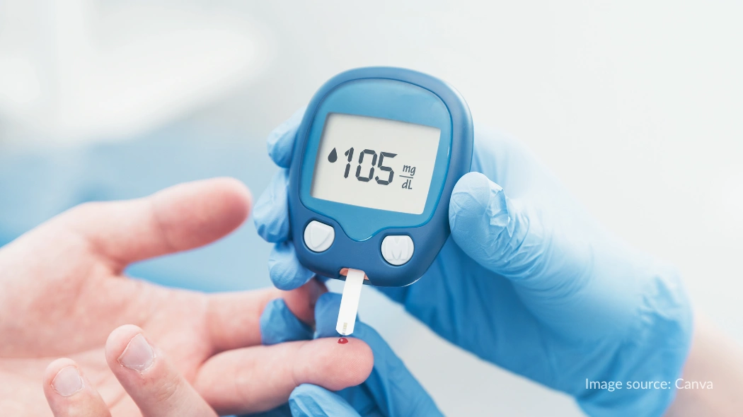 mengecek kadar gula darah supaya memnuhi syarat kesehatan haji 2026