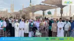 Jamaah Annisa Travel berfoto bersama dekat payung Masjid Nabawi