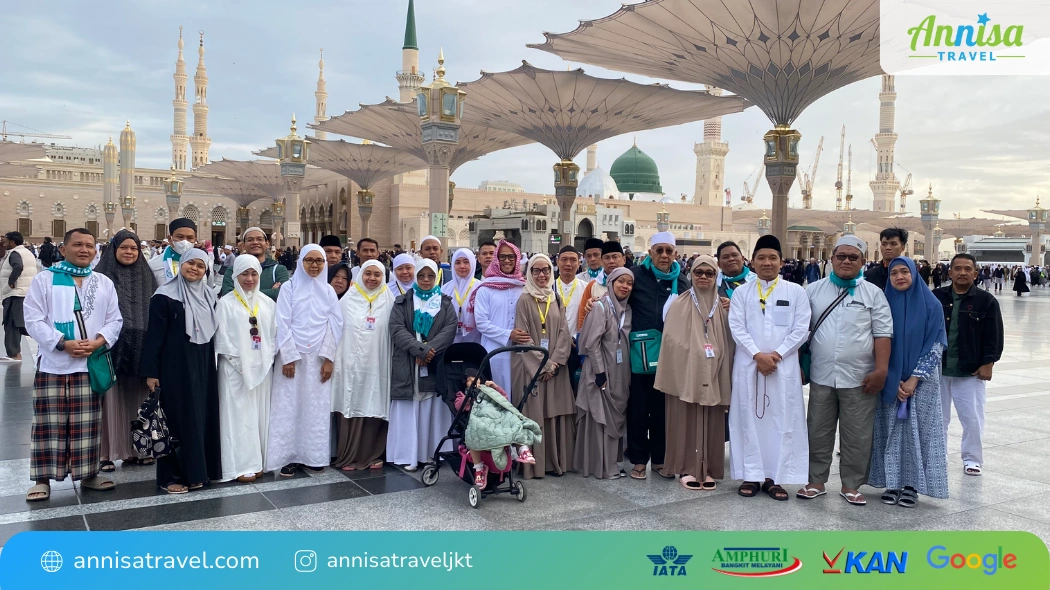Jamaah Annisa Travel di pelataran Masjid Nabawi