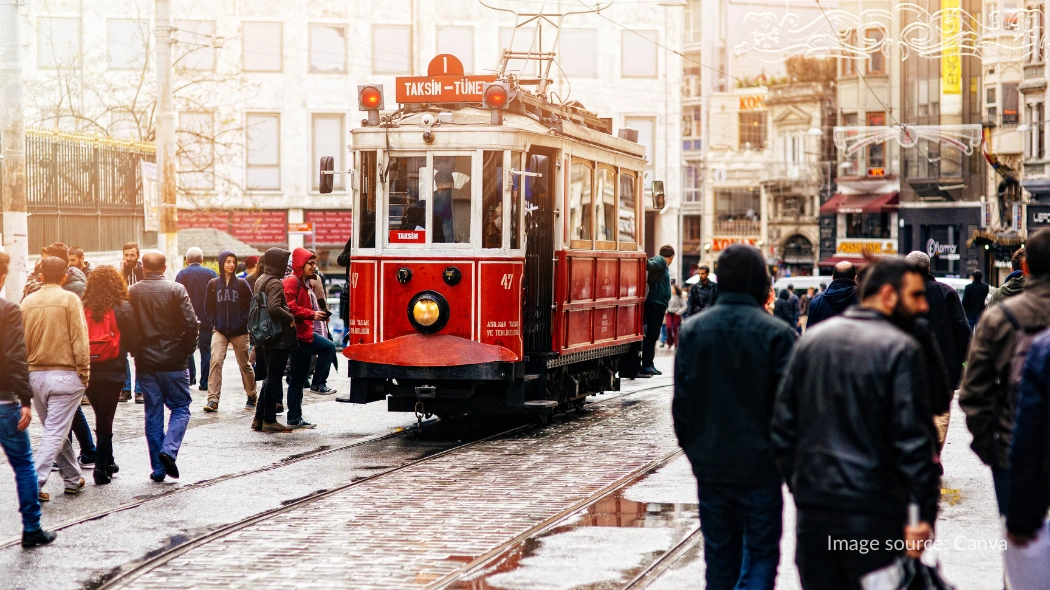 Trem yang melintasi Istiklal Street