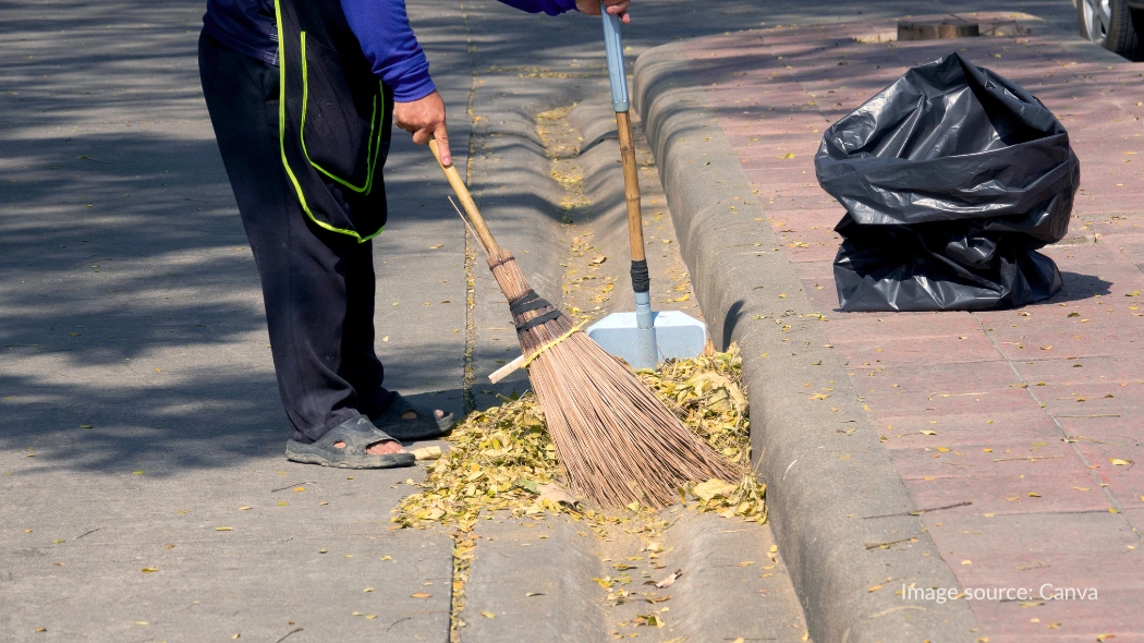 Kerja bakti merupakan bentuk kegiatan menyambut ramadhan di lingkungan tempat tinggal