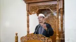 Seorang ustadz menyampaikan kata-kata Isra Miraj di atas mimbar