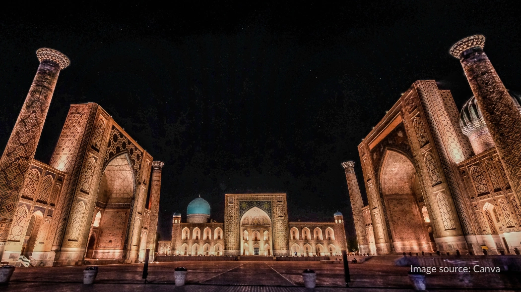 Suasana Registan Square di malam hari