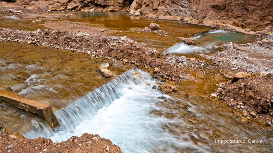 Aliran sungai jernih di Todra Gorges