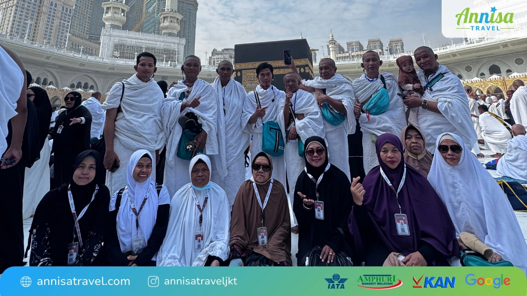 Jamaah umroh Ramadhan Annisa Travel di depan Ka'bah