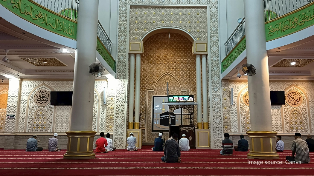 Memahami apa itu i'tikaf dan pelaksanaanya di masjid bersama jamaah lain