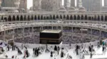 Para jamaah umroh yang tertib saat tawaf