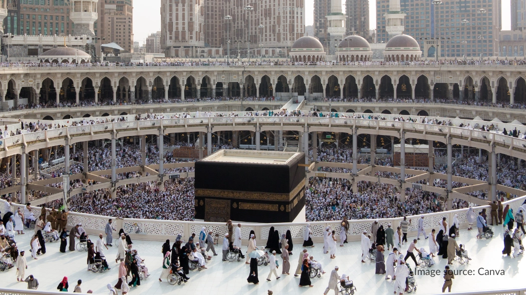 Para jamaah umroh yang tertib saat tawaf