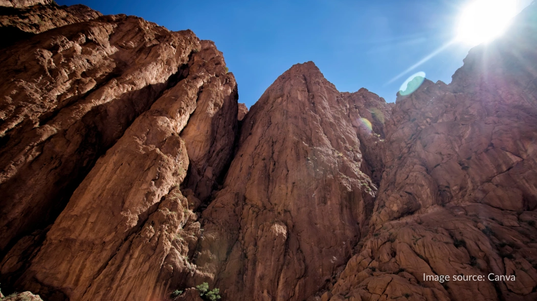 Tebing tinggi di Ngarai Todra