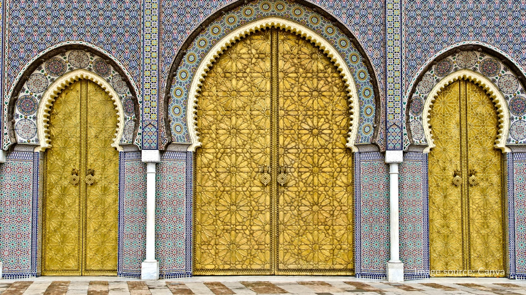 Detail gerbang emas di Dar Al-Makhzen