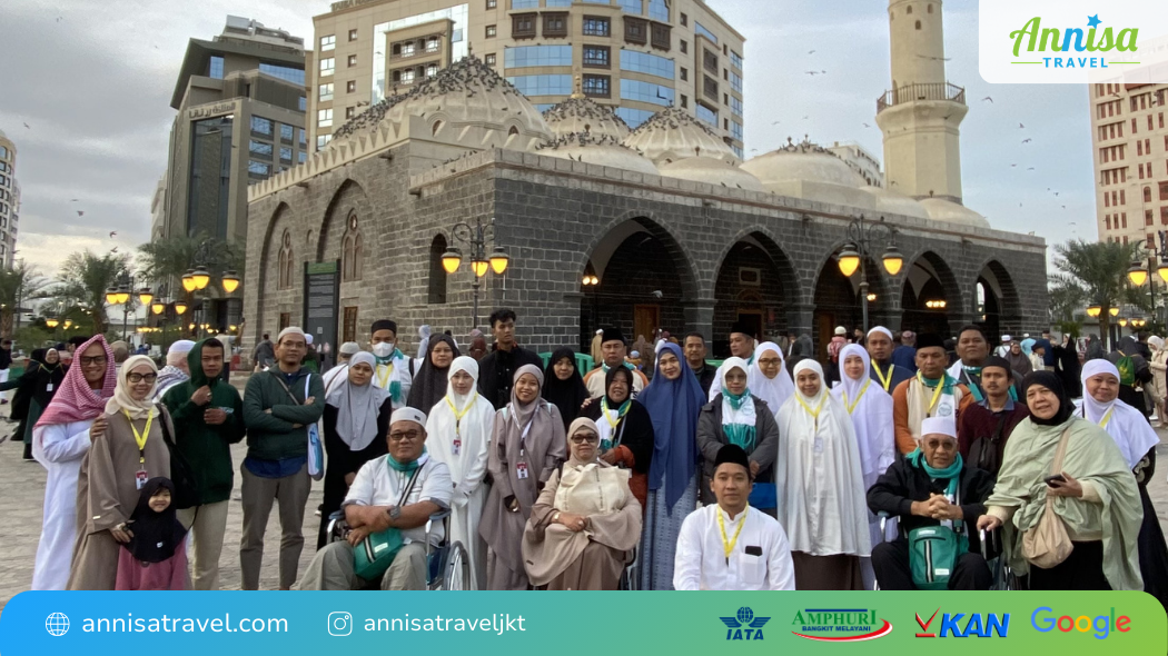 Jamaah umroh setelah musim haji 2026 di depan Masjid Al-Ghamamah