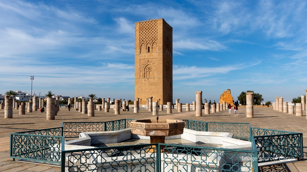 Reruntuhan pilar di sekitar Menara Hassan