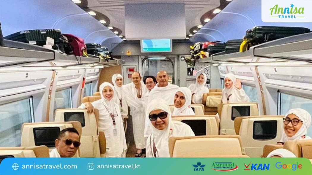 Rombongan jamaah Anissa Travel di dalam gerbong kereta cepat Haramain