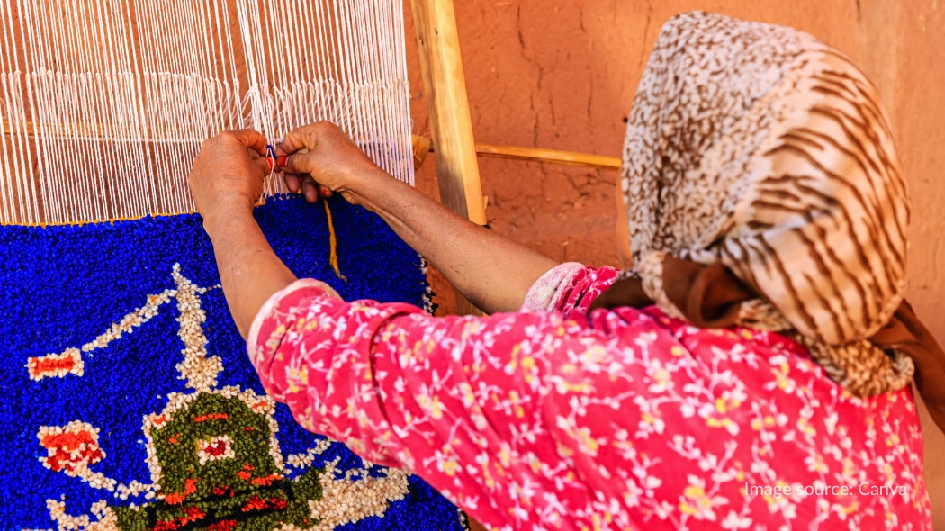 Warga lokal Ouarzazate yang sedang menenun karpet secara manual