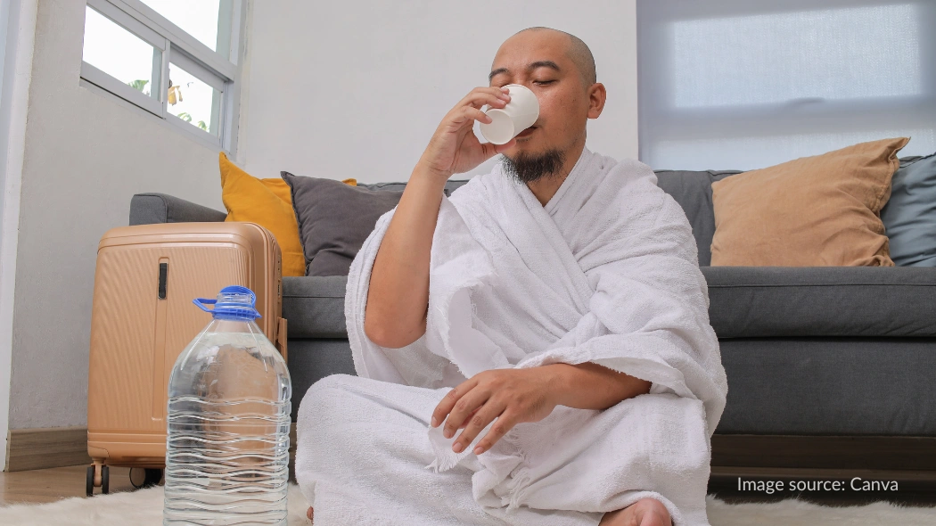 Jamaah haji minum air zamzam untuk mencegah dehidrasi