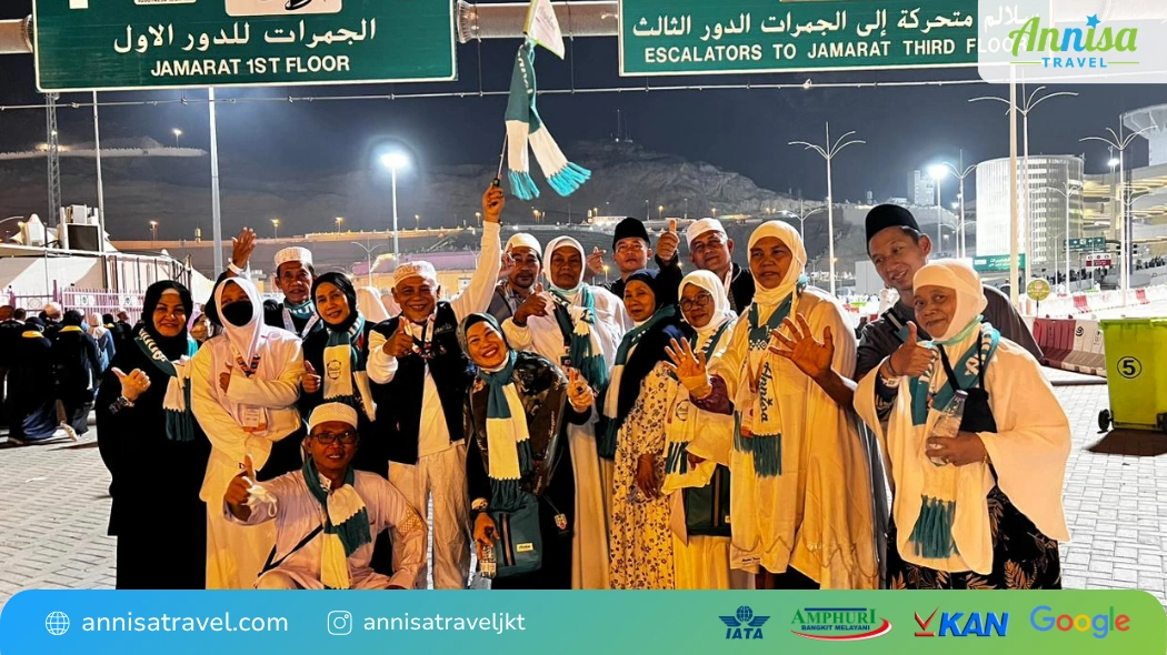 Jamaah haji plus Annisa Travel di sekitar area jamarat