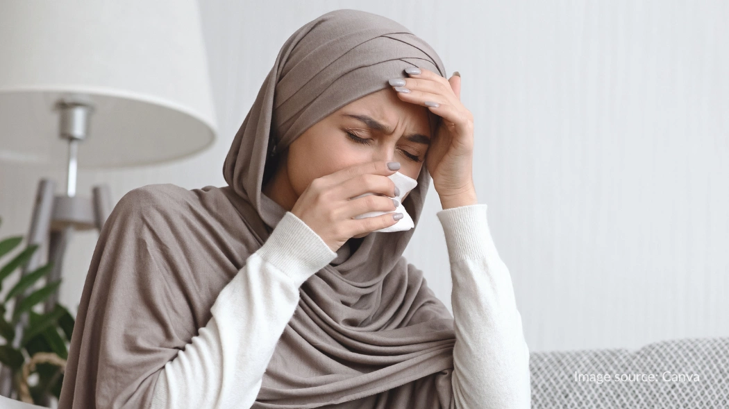 Jamaah haji wanita menderita pilek, gejala yang umum muncul pada Infeksi Saluran Pernapasan Akut (ISPA)